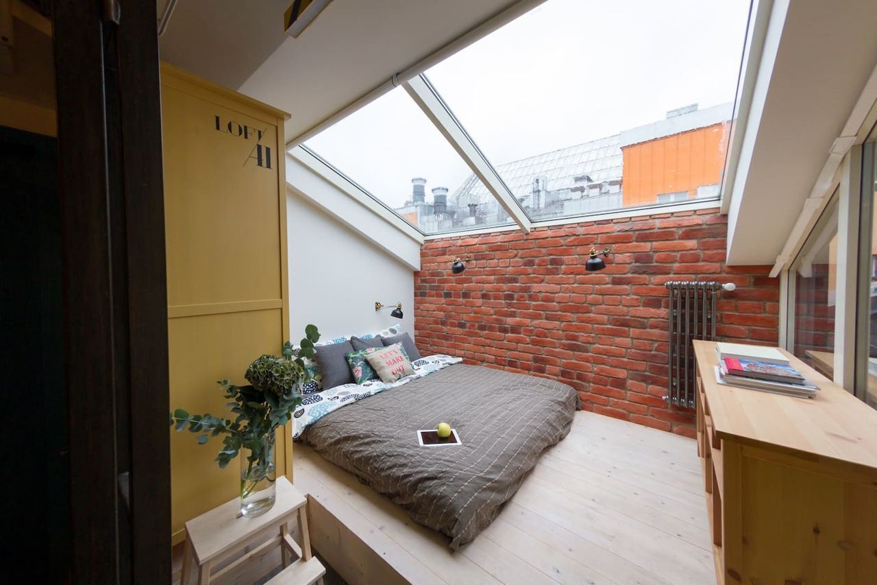 Просторная двухуровневая квартира с гостиной и столовой