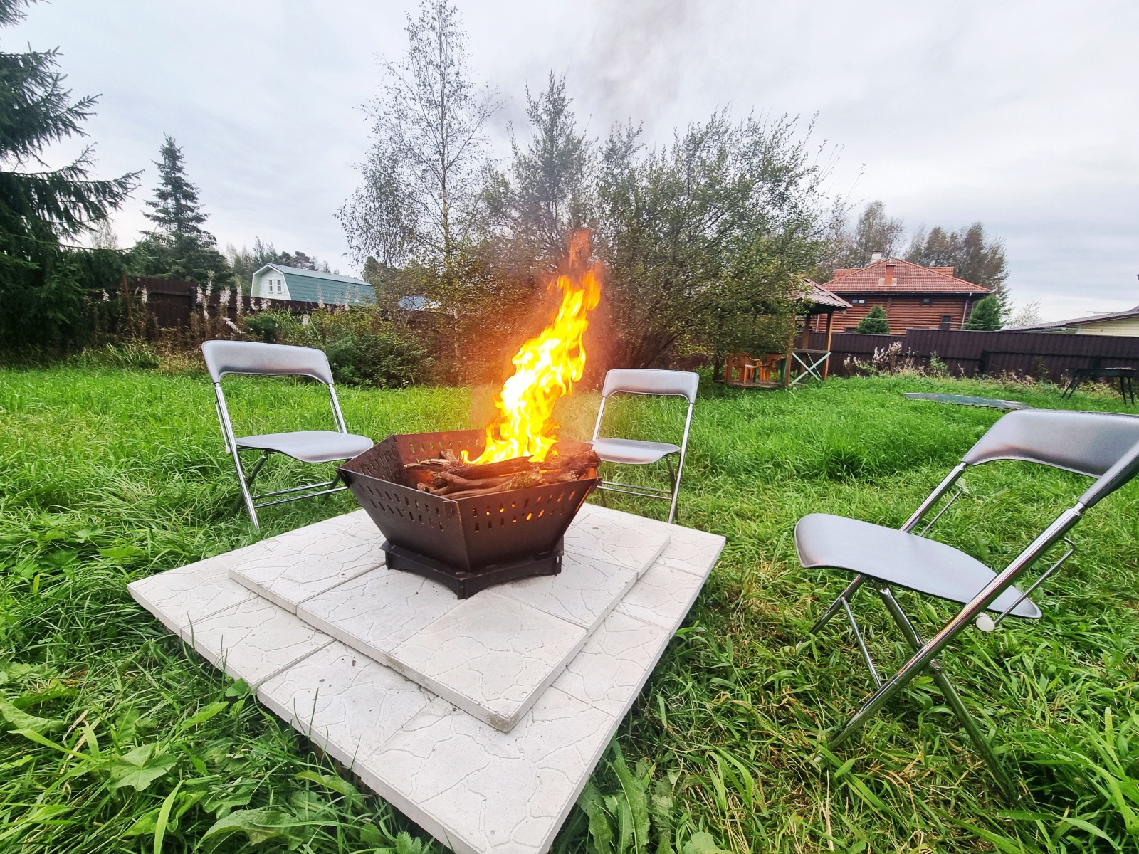 Большой двухэтажный коттедж в стиле ампир с баней и бассейном