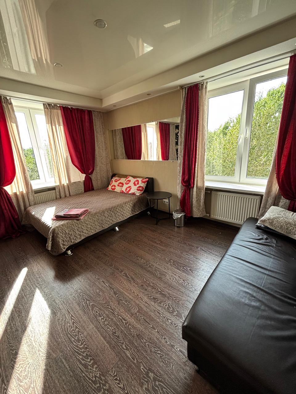 Уютная трешка напротив метро ул.Дыбенко