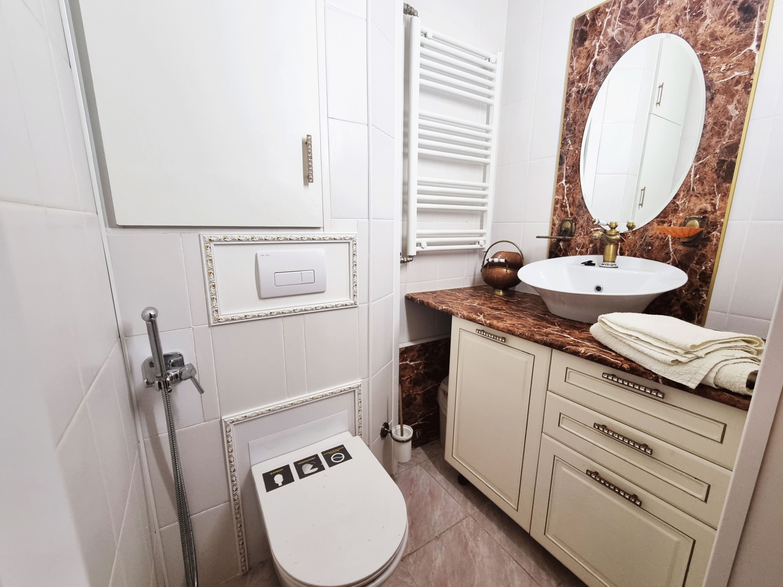 Большой двухэтажный коттедж в стиле ампир с баней и бассейном