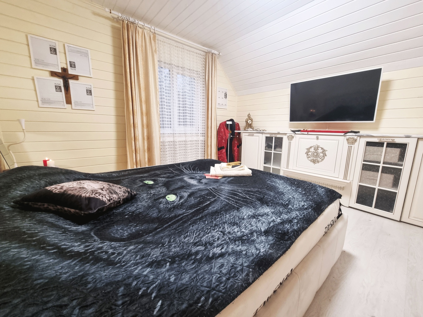 Большой двухэтажный коттедж в стиле ампир с баней и бассейном