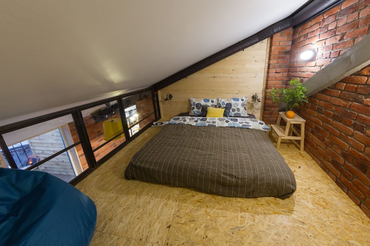 Просторная двухуровневая квартира с гостиной и столовой