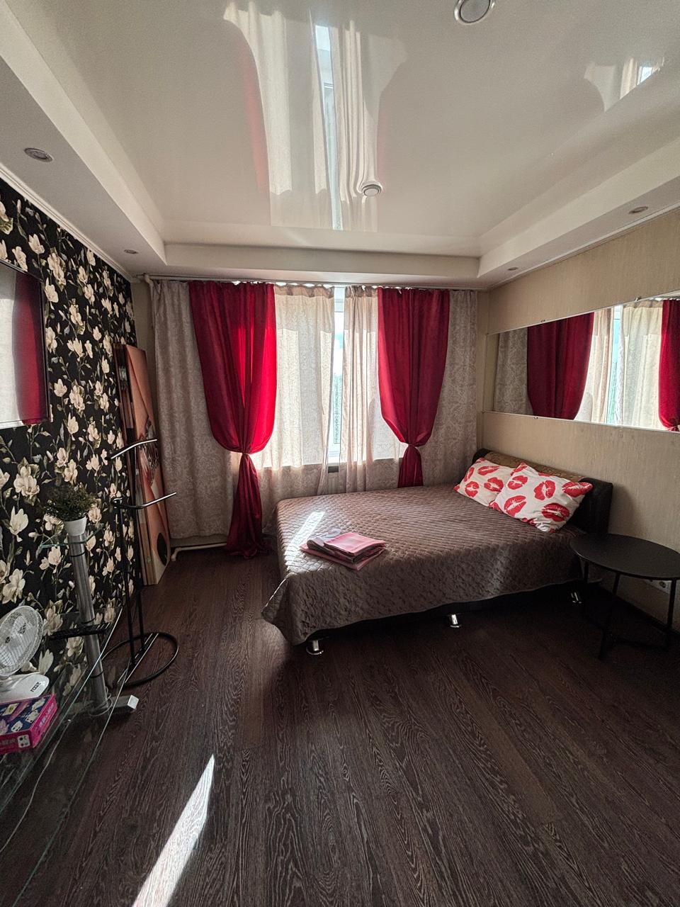 Уютная трешка напротив метро ул.Дыбенко