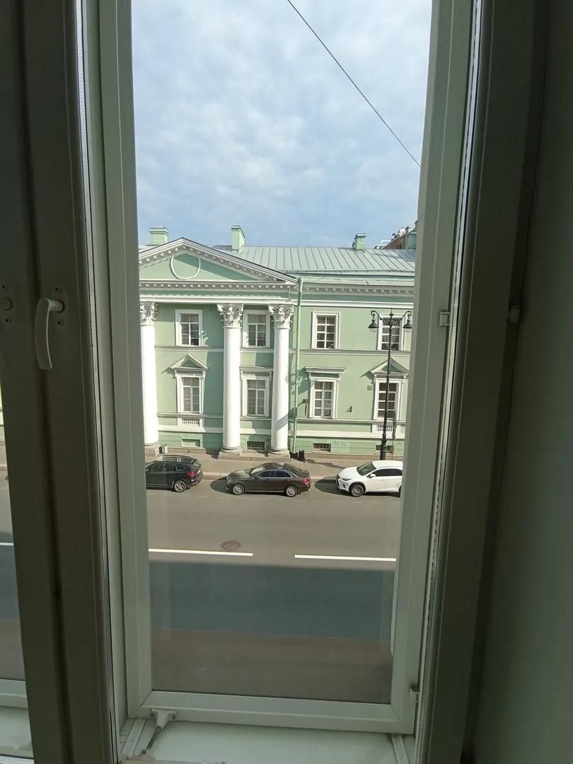 Очень светлая квартира с красивым видом на улицу.
