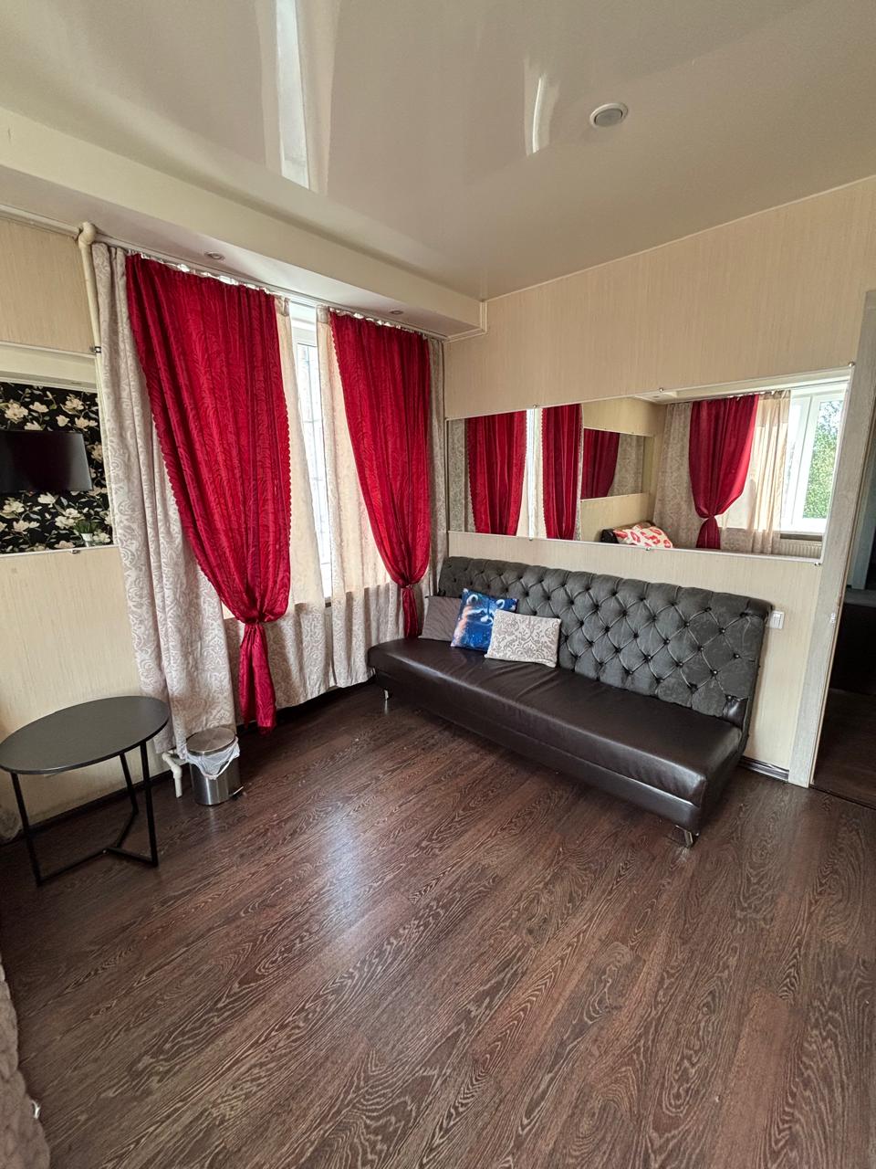 Уютная трешка напротив метро ул.Дыбенко