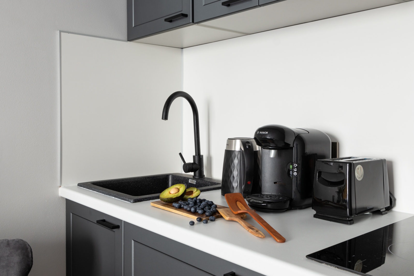 Стильная студия с дизайнерским ремонтом