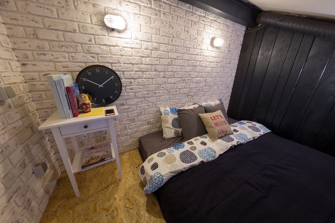 Просторная двухуровневая квартира с гостиной и столовой