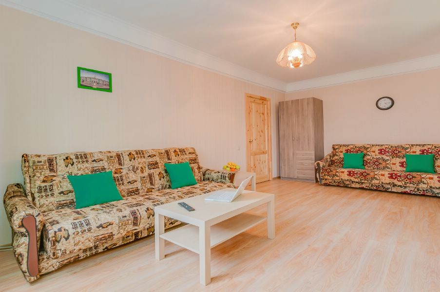 Двухкомнатная квартира около метро "Московская"