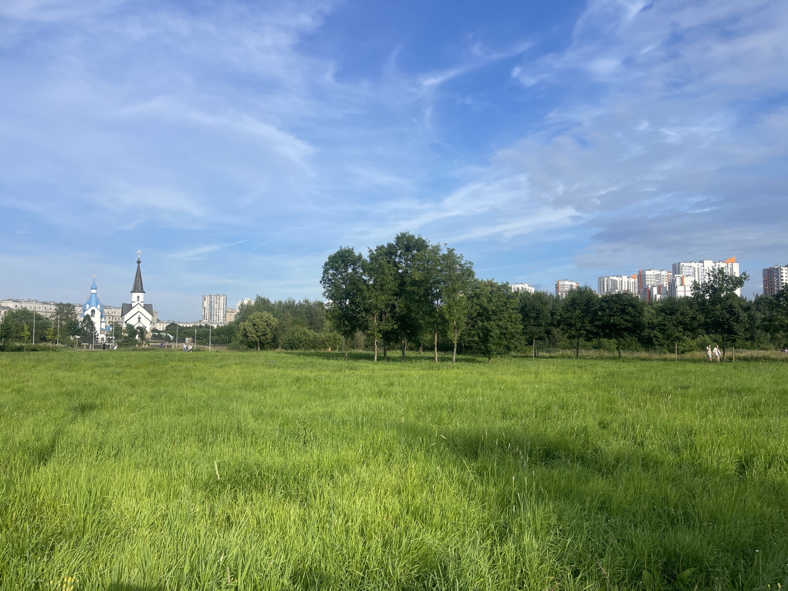 Современные апартаменты с изолированной спальней и кухней-гостиной