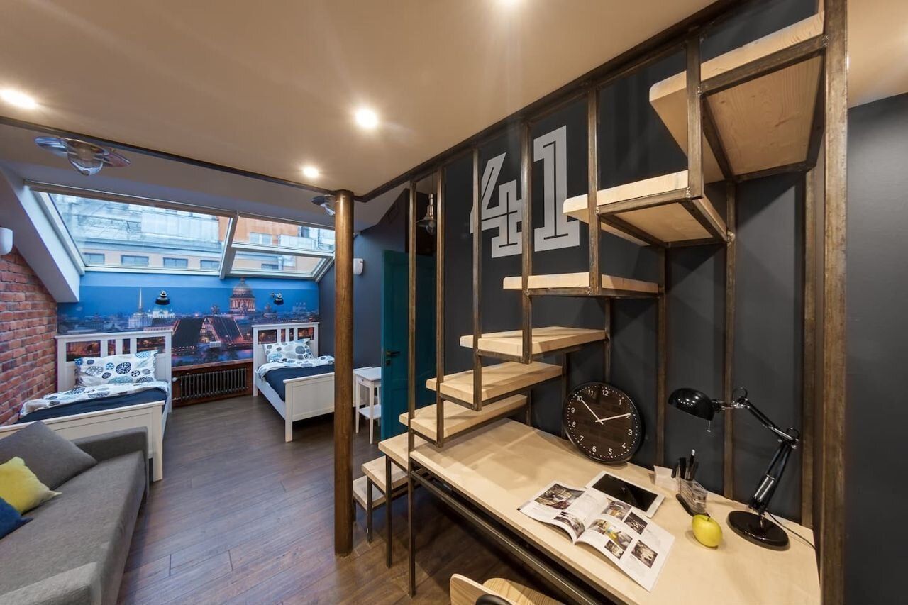 Просторная двухуровневая квартира с гостиной и столовой