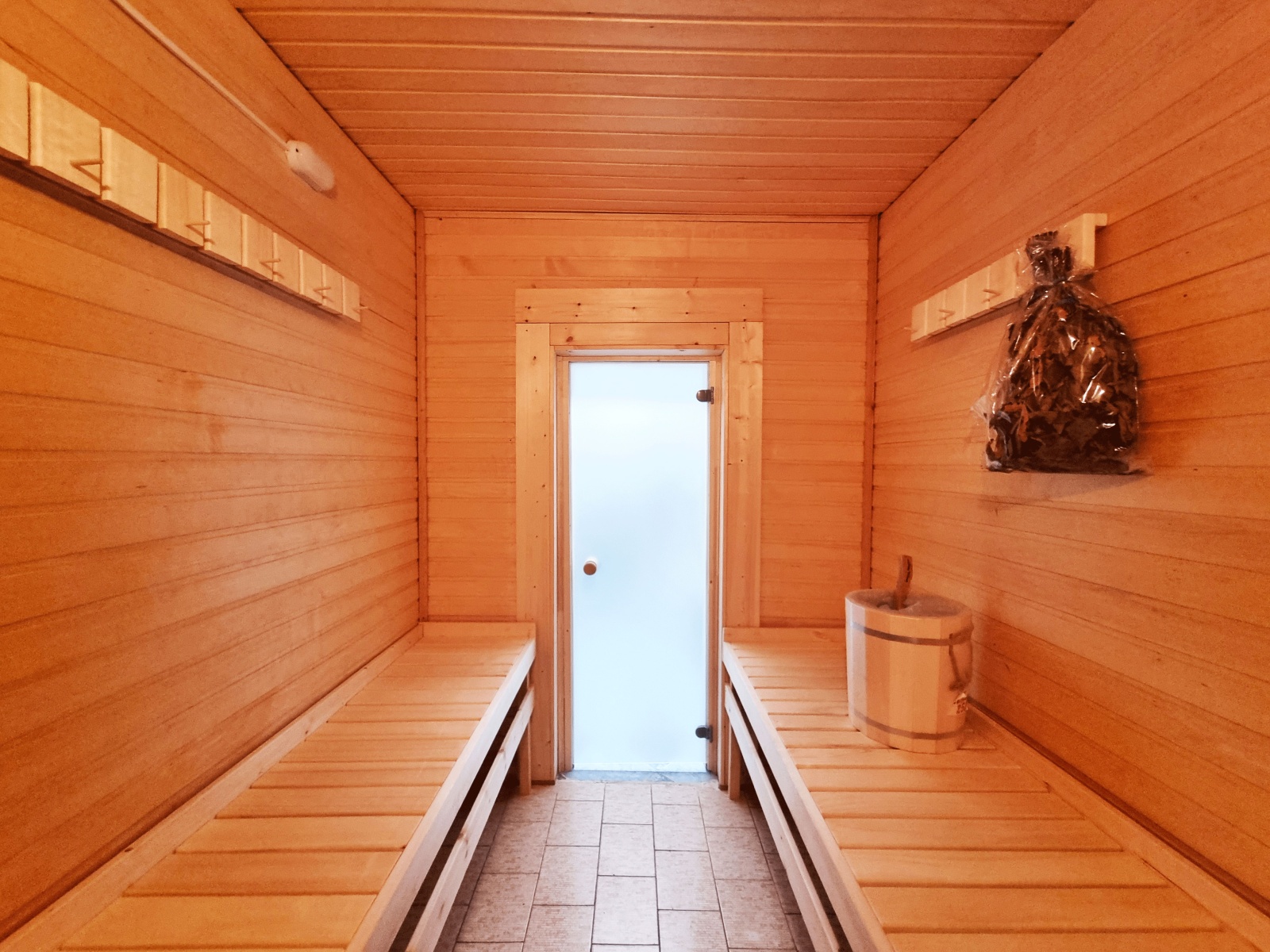 Большой двухэтажный коттедж в стиле ампир с баней и бассейном