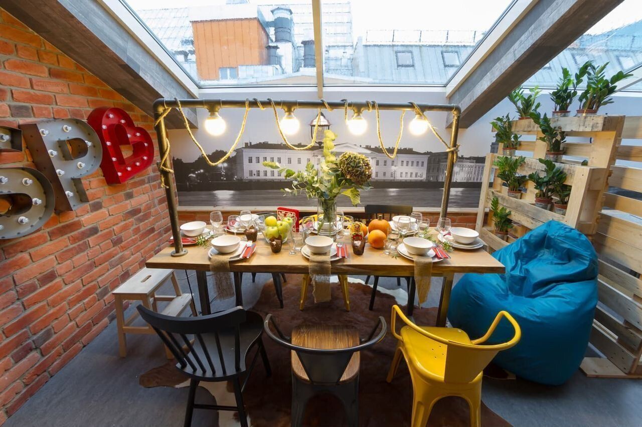 Просторная двухуровневая квартира с гостиной и столовой