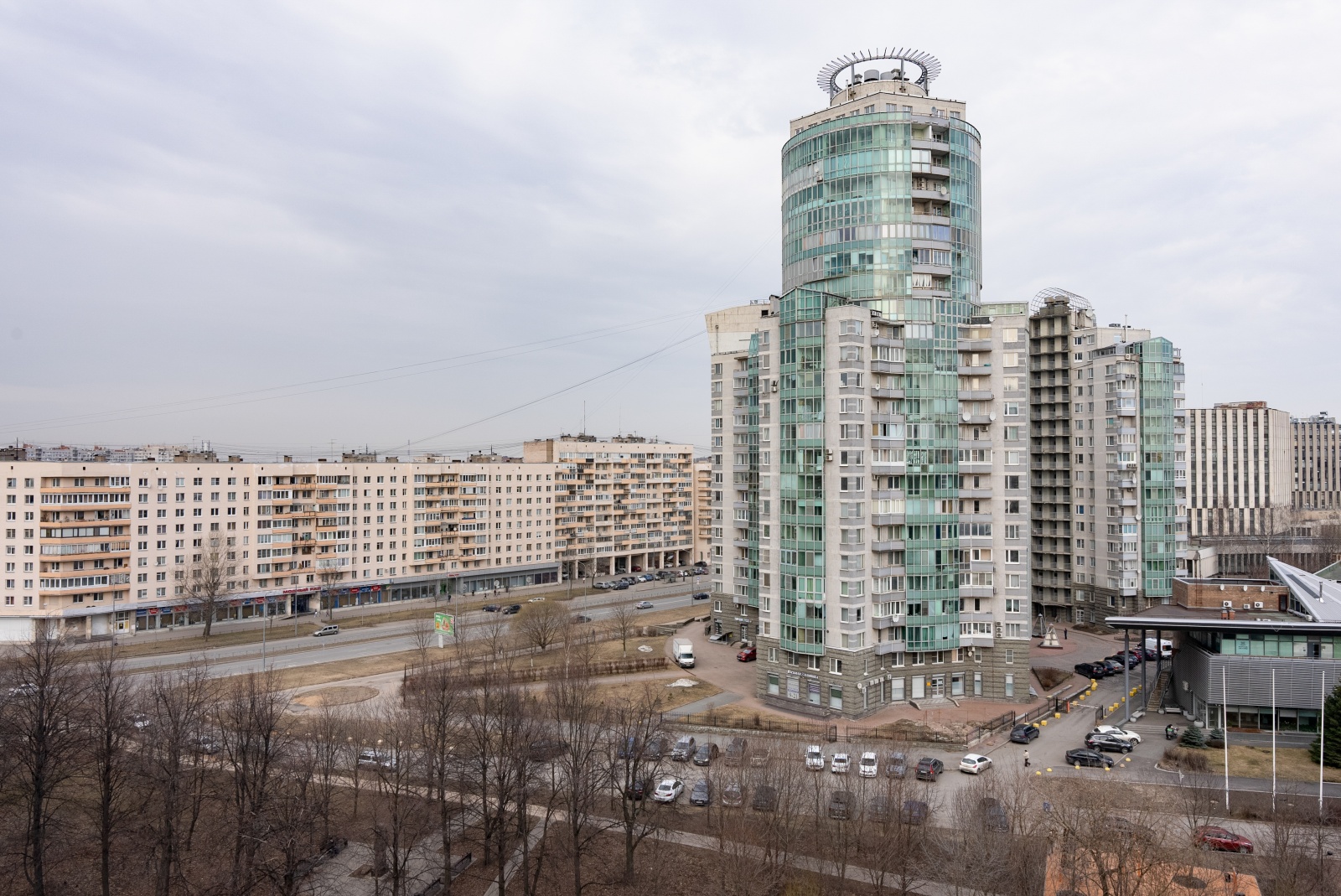 Большая трешка с парковкой