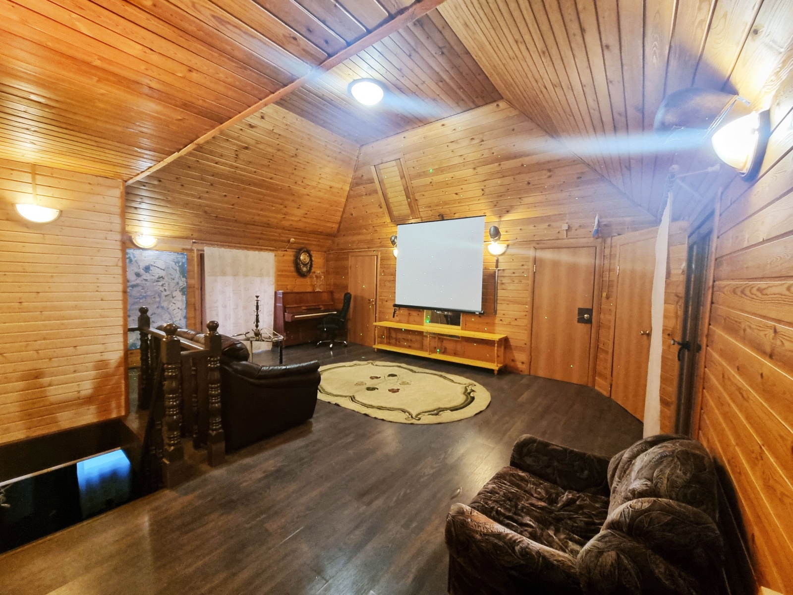 Большой двухэтажный коттедж в стиле ампир с баней и бассейном