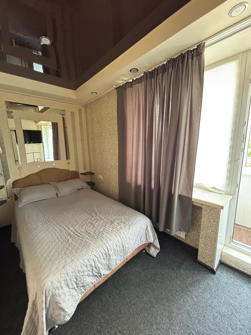 Уютная трешка напротив метро ул.Дыбенко