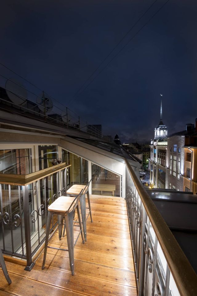 Просторная двухуровневая квартира с гостиной и столовой