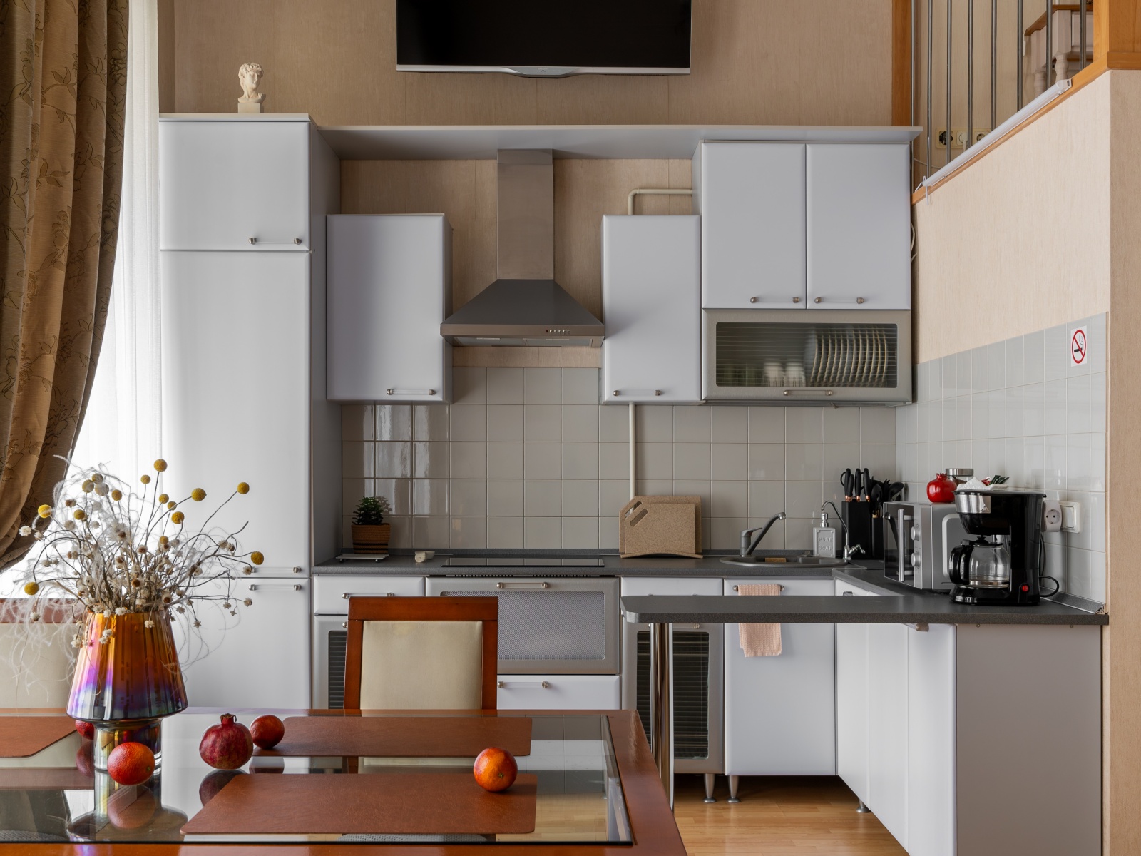 Атмосферная большая двухъярусная квартира-студия в историческом центре Санкт-Петербурга!