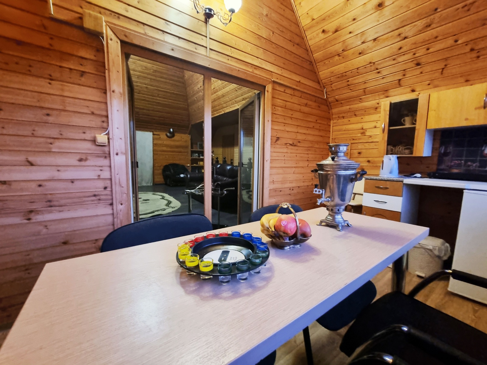 Большой двухэтажный коттедж в стиле ампир с баней и бассейном