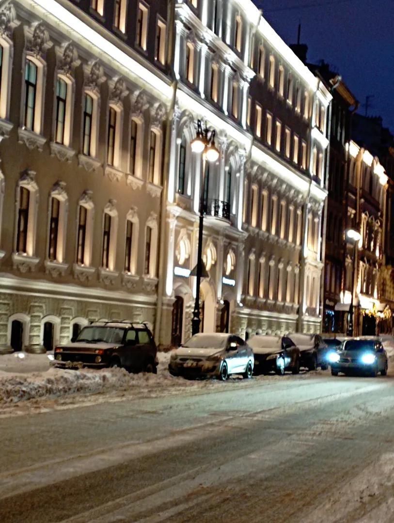 Светлая в выдержанном классическом петербуржском стиле квартира.