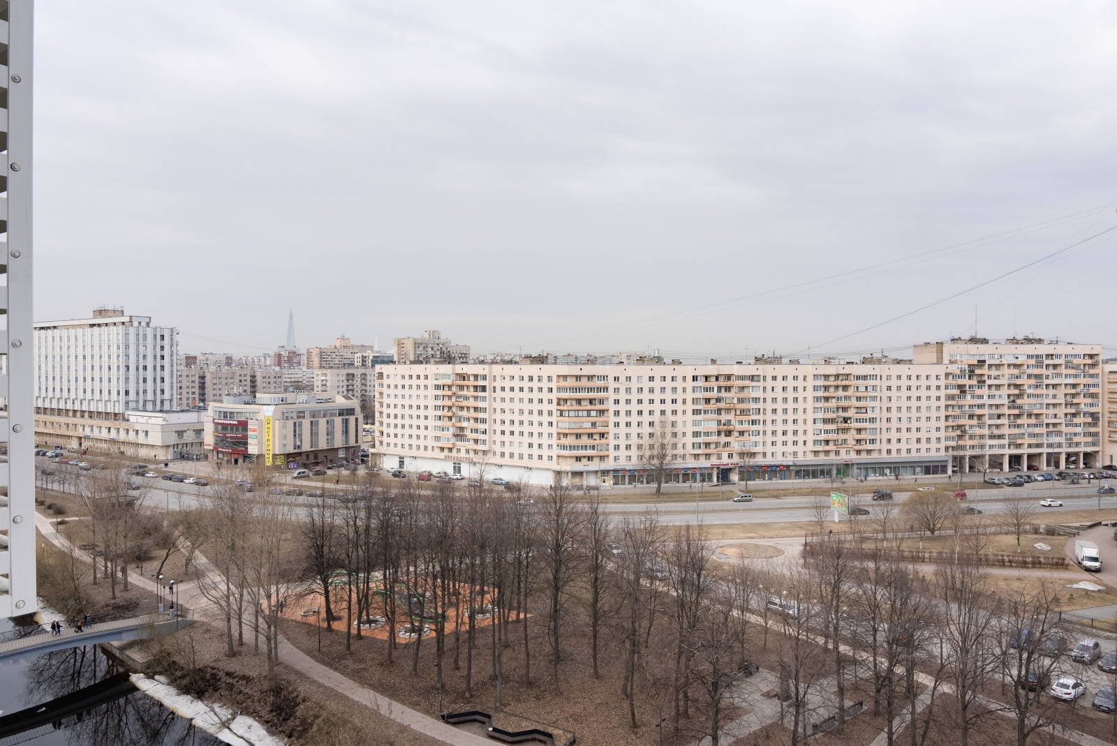 Большая трешка с парковкой