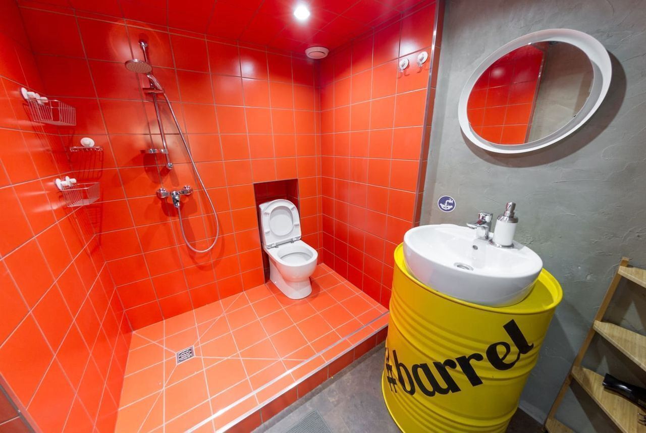 Просторная двухуровневая квартира с гостиной и столовой