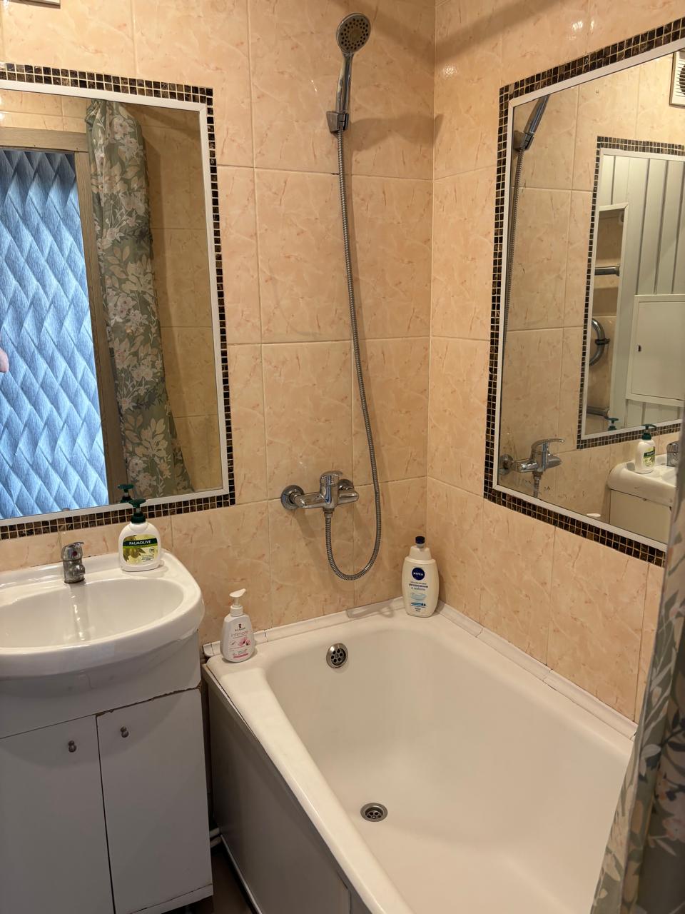 Уютная трешка напротив метро ул.Дыбенко