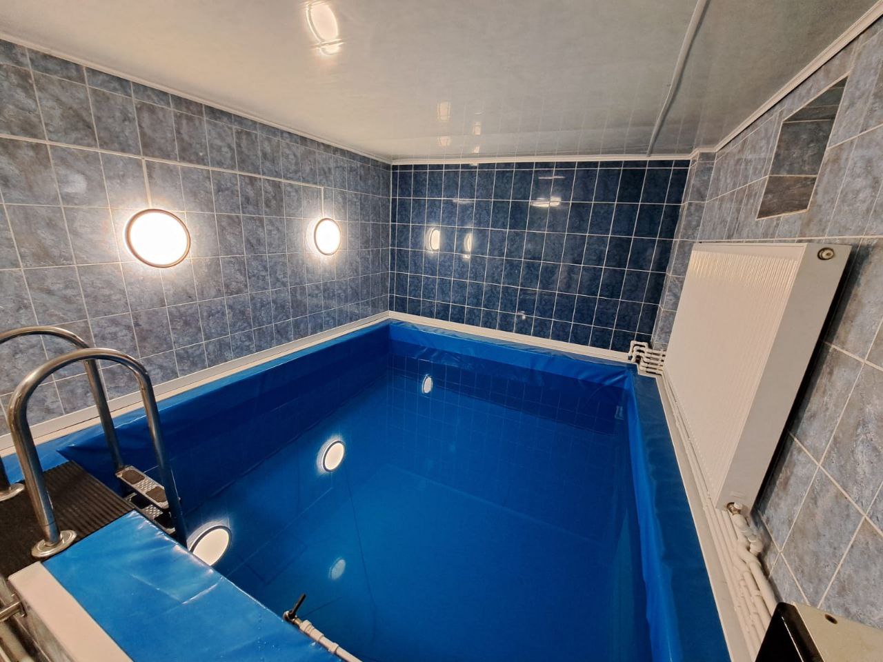 Большой двухэтажный коттедж в стиле ампир с баней и бассейном