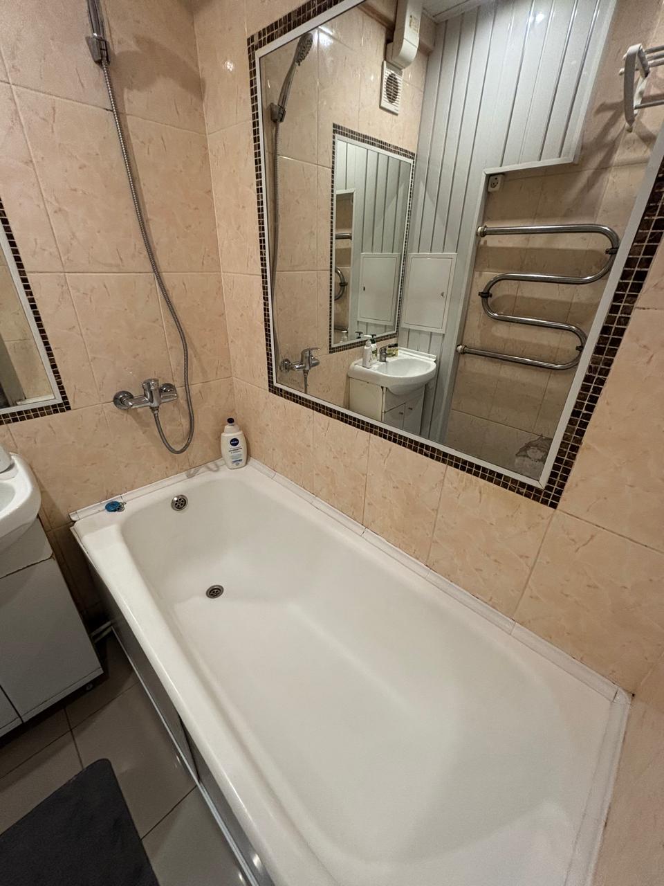 Уютная трешка напротив метро ул.Дыбенко