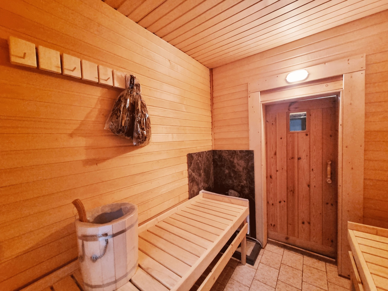 Большой двухэтажный коттедж в стиле ампир с баней и бассейном