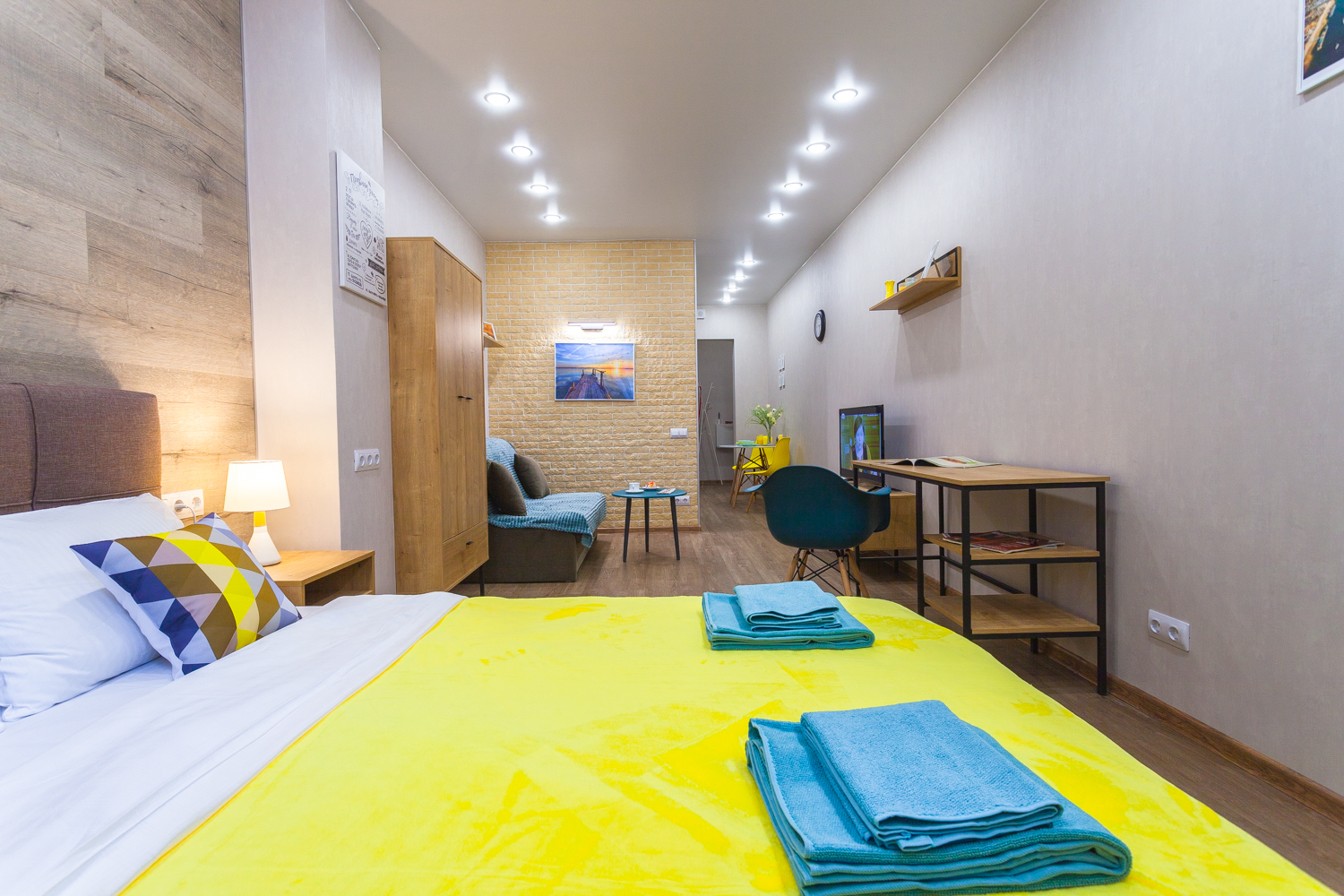 Дизайнерская студия в ЖК "Граф Орлов" (жёлтые)