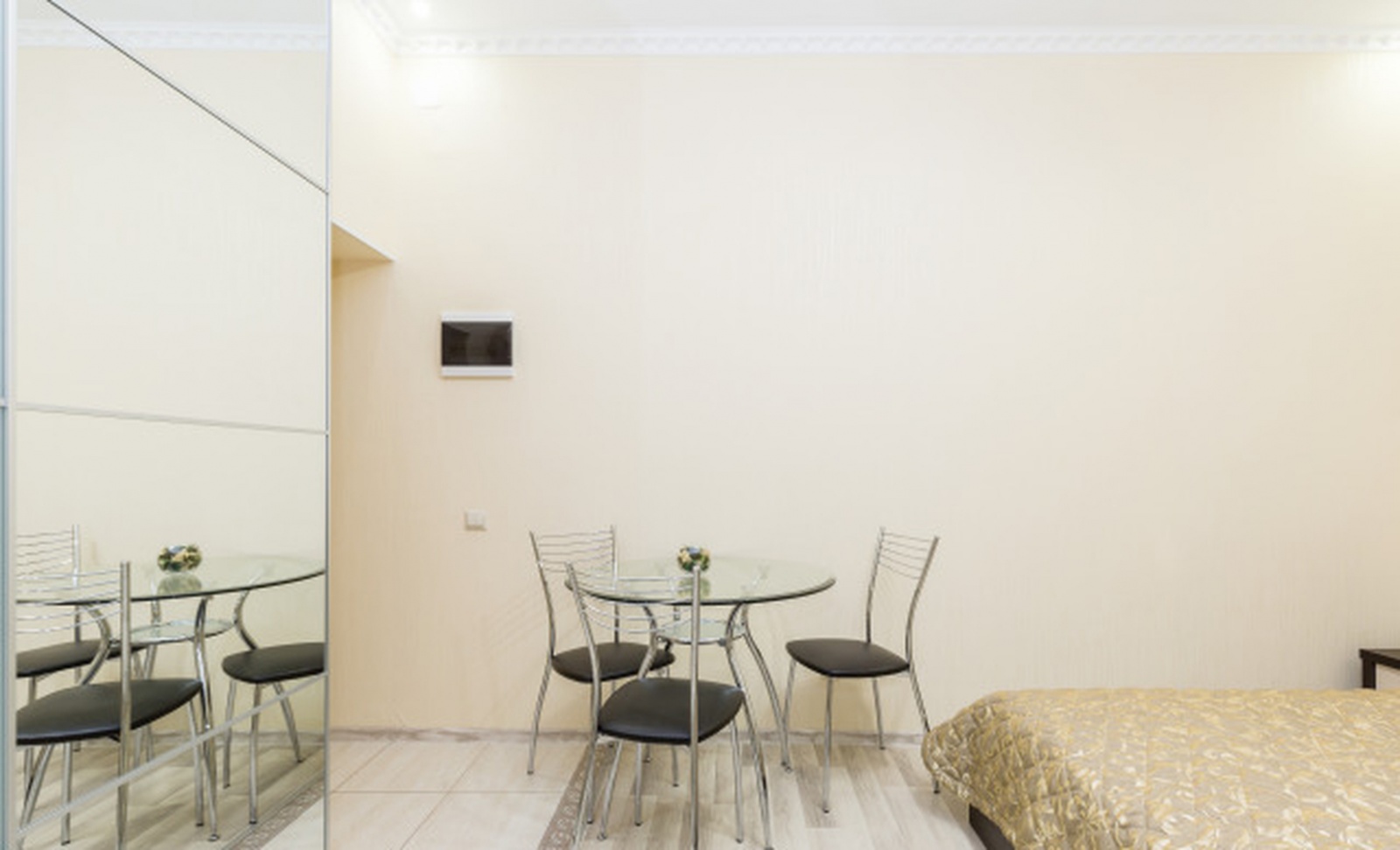 Студия:  Конюшенный пер., 1/6(25кв)