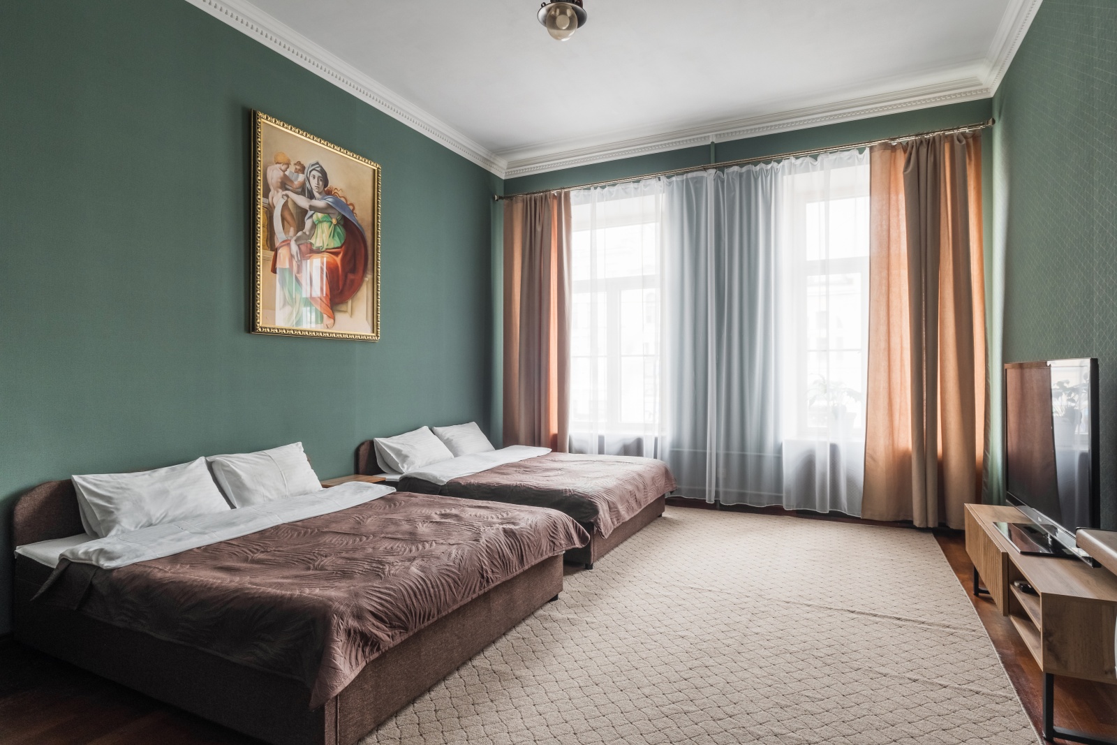 Большая студия с видом на набережную канала Грибоедова у Казанского собора