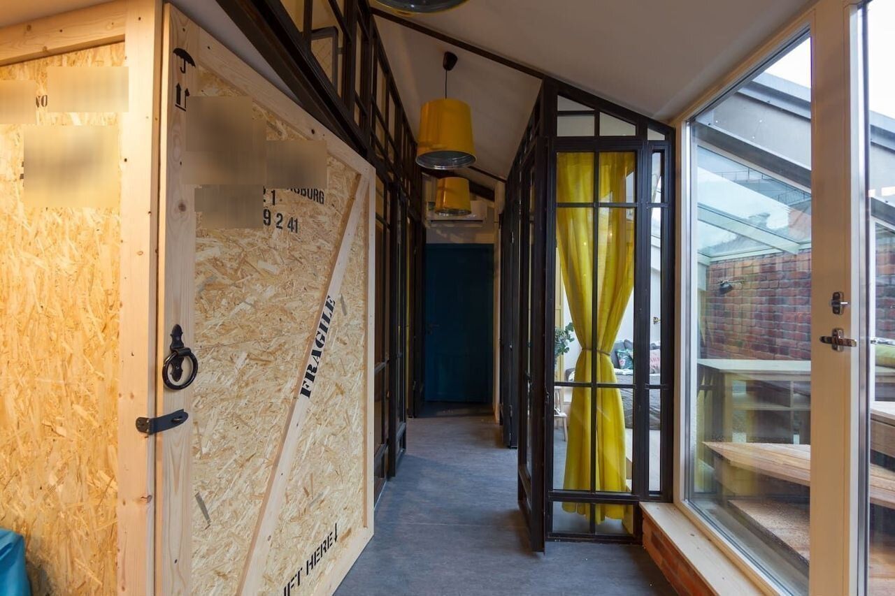 Просторная двухуровневая квартира с гостиной и столовой