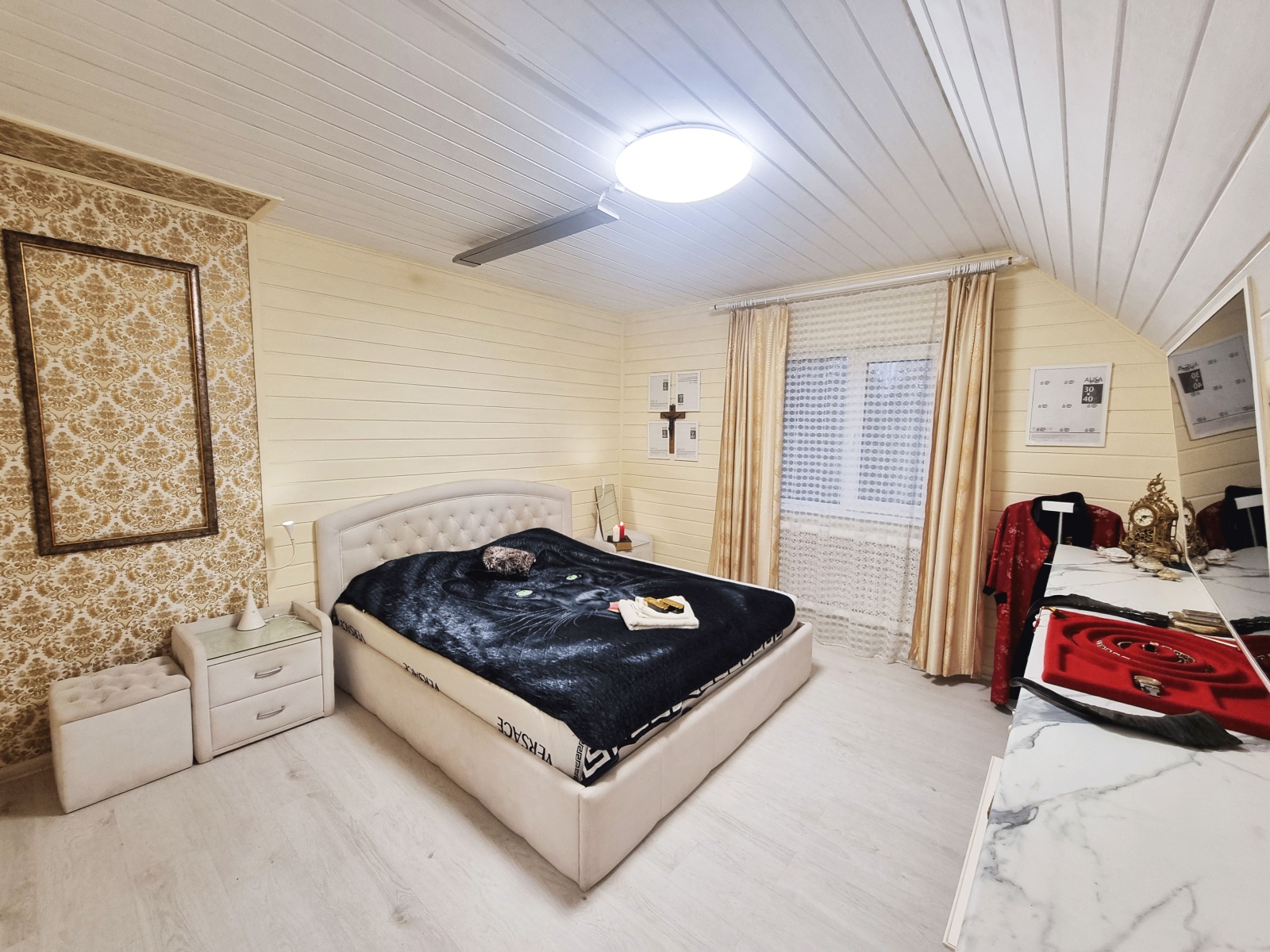 Большой двухэтажный коттедж в стиле ампир с баней и бассейном