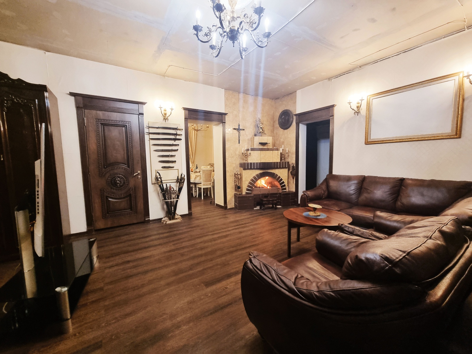 Большой двухэтажный коттедж в стиле ампир с баней и бассейном