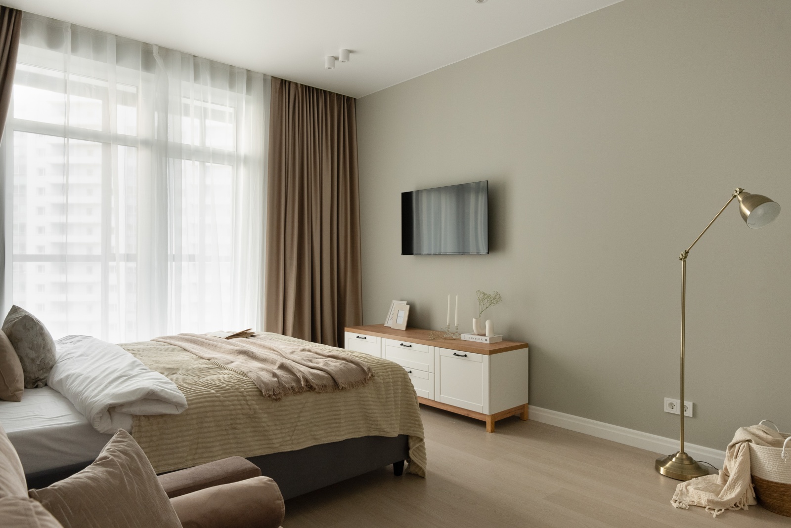 Большая трешка с парковкой