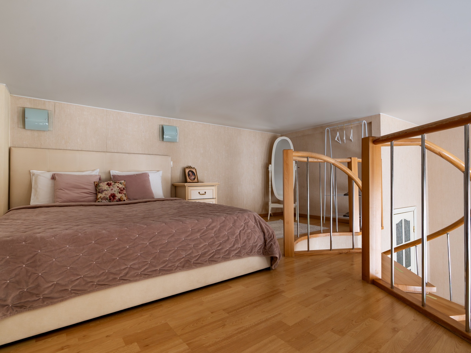 Атмосферная большая двухъярусная квартира-студия в историческом центре Санкт-Петербурга!