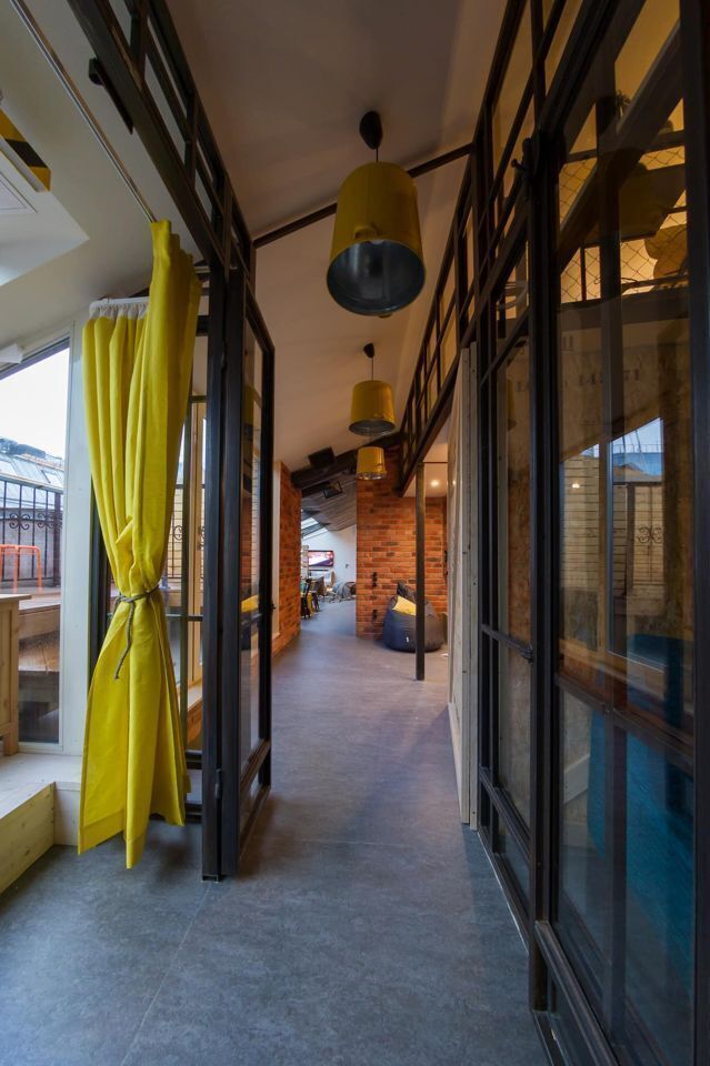 Просторная двухуровневая квартира с гостиной и столовой