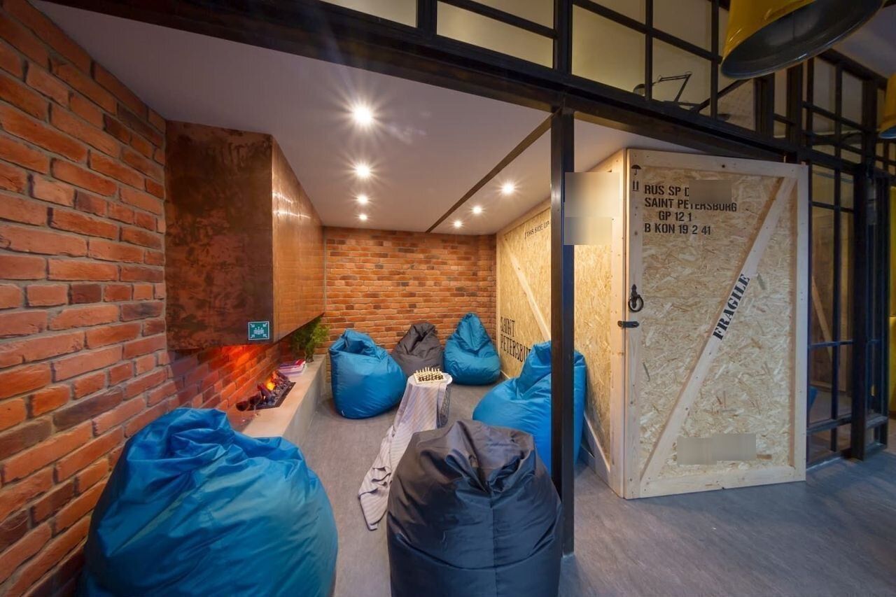 Просторная двухуровневая квартира с гостиной и столовой