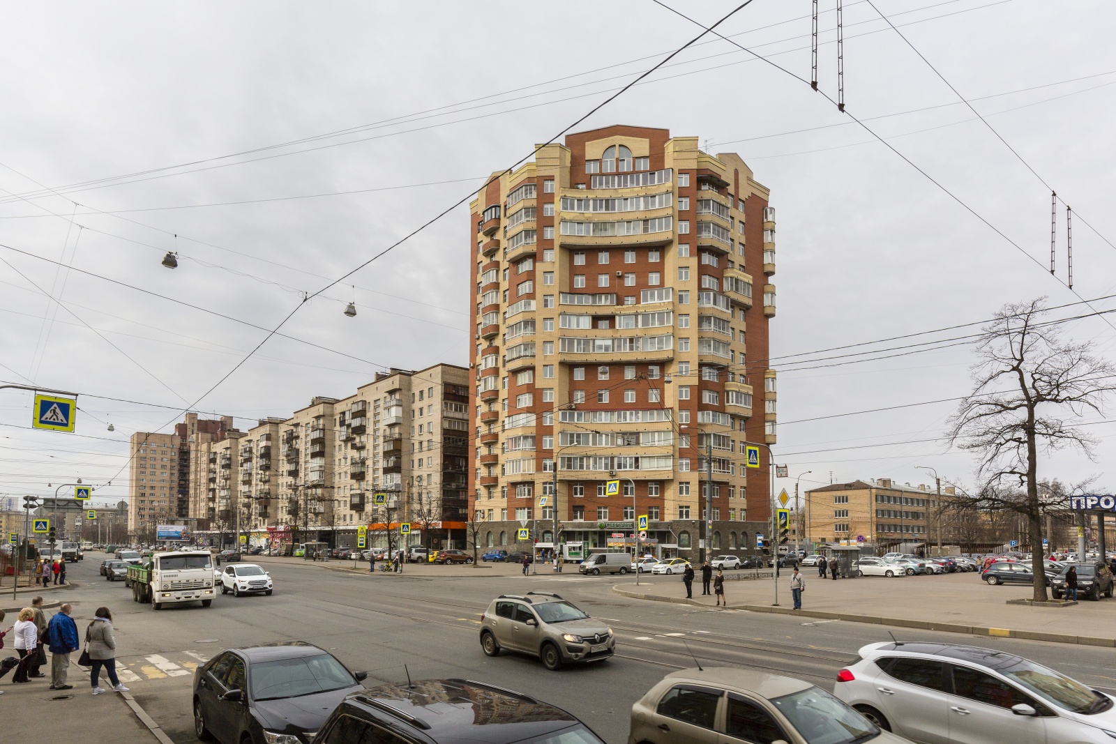 Студия у метро "Кировский завод"