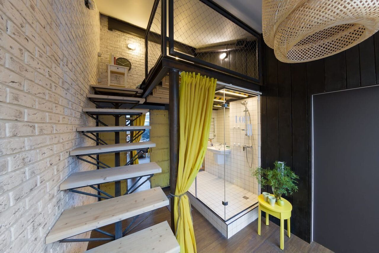 Просторная двухуровневая квартира с гостиной и столовой