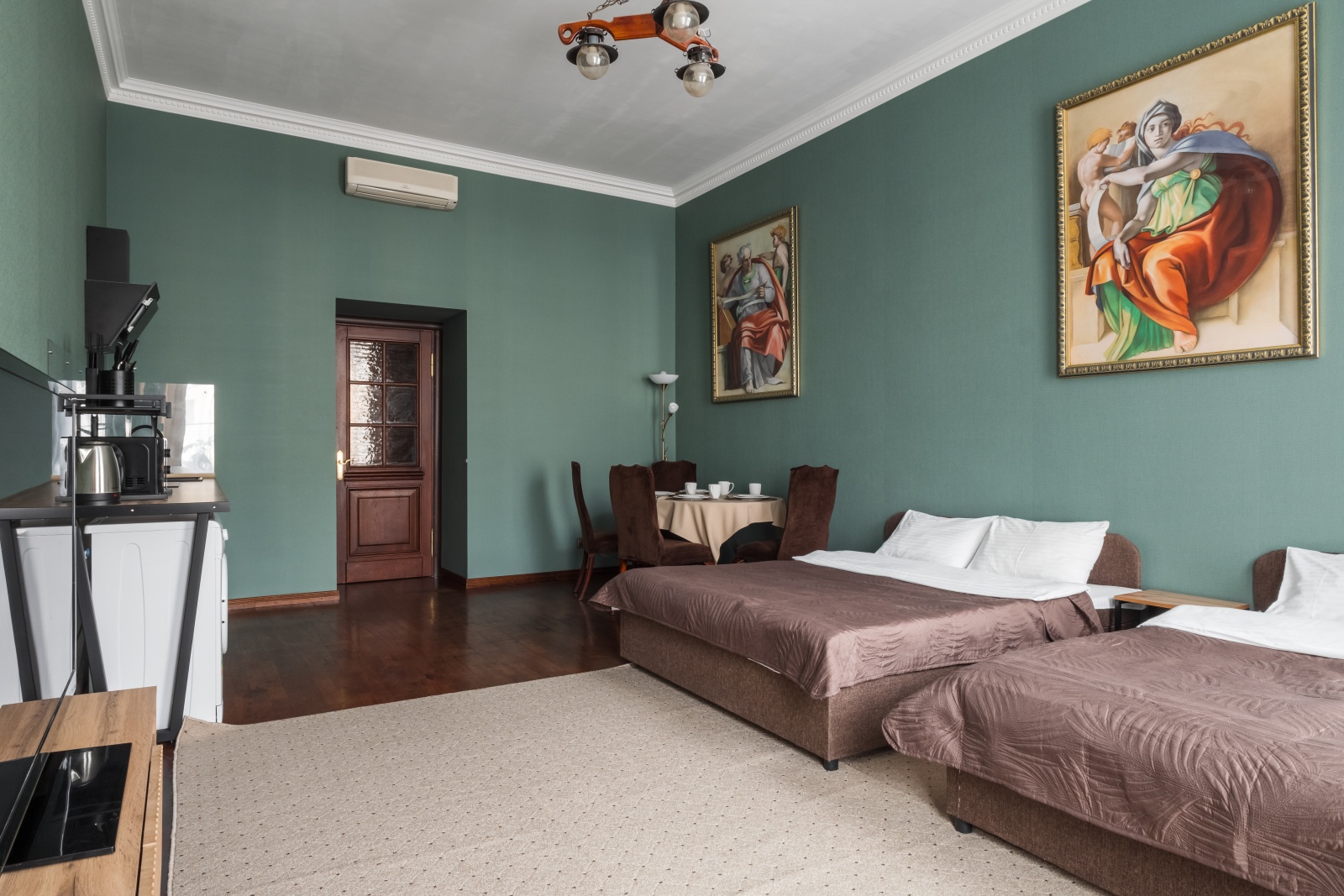 Большая студия с видом на набережную канала Грибоедова у Казанского собора