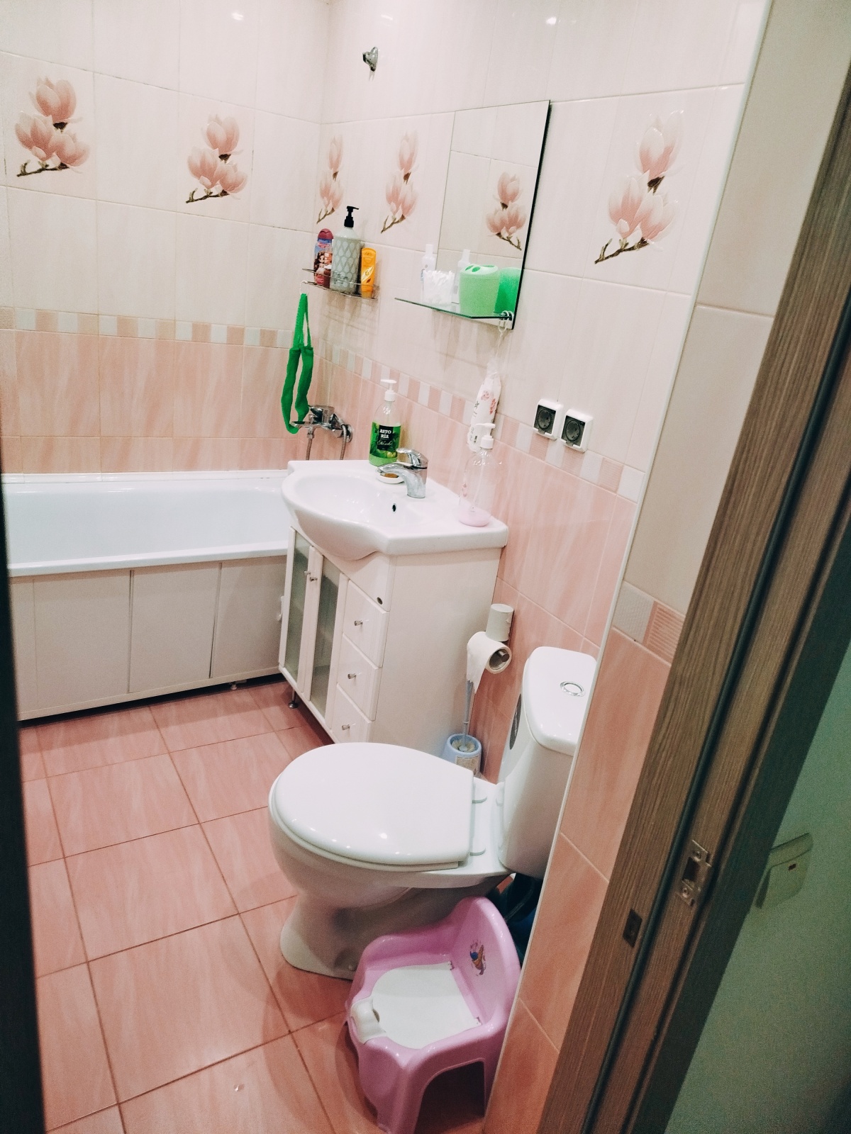 Час, Сутки, Полгода. Евродвушка в 10 минутах от метро Комендантский проспект. Размещение до 6-и гостей. На метро до Невского проспекта и Эрмитажа 15 минут.