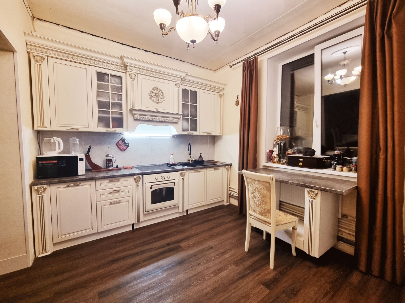 Большой двухэтажный коттедж в стиле ампир с баней и бассейном