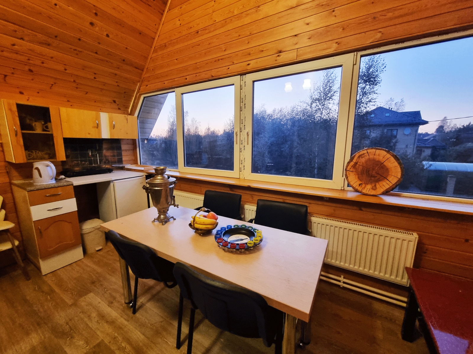 Большой двухэтажный коттедж в стиле ампир с баней и бассейном