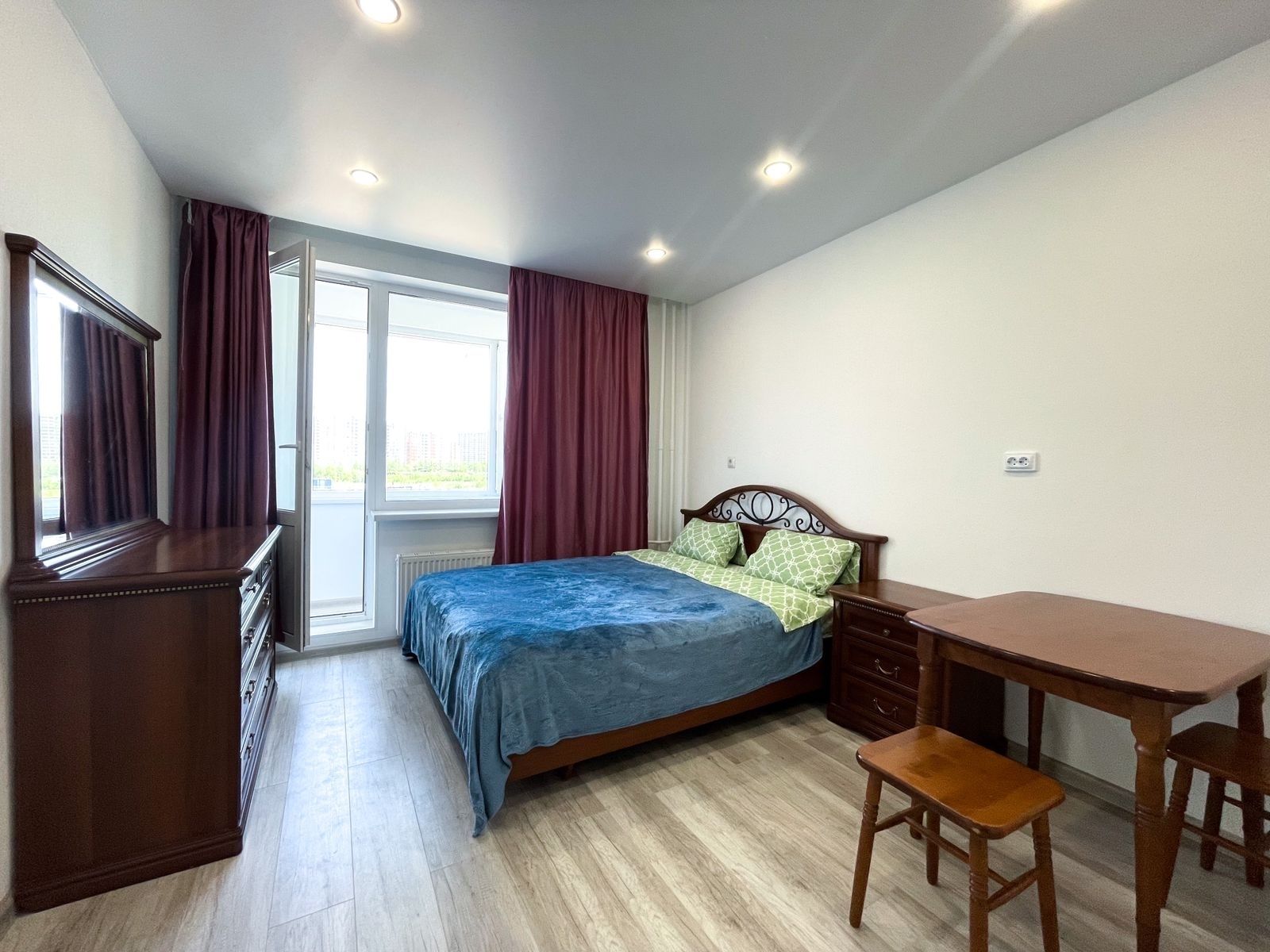 Пара суток на Авиаторов Балтики 25