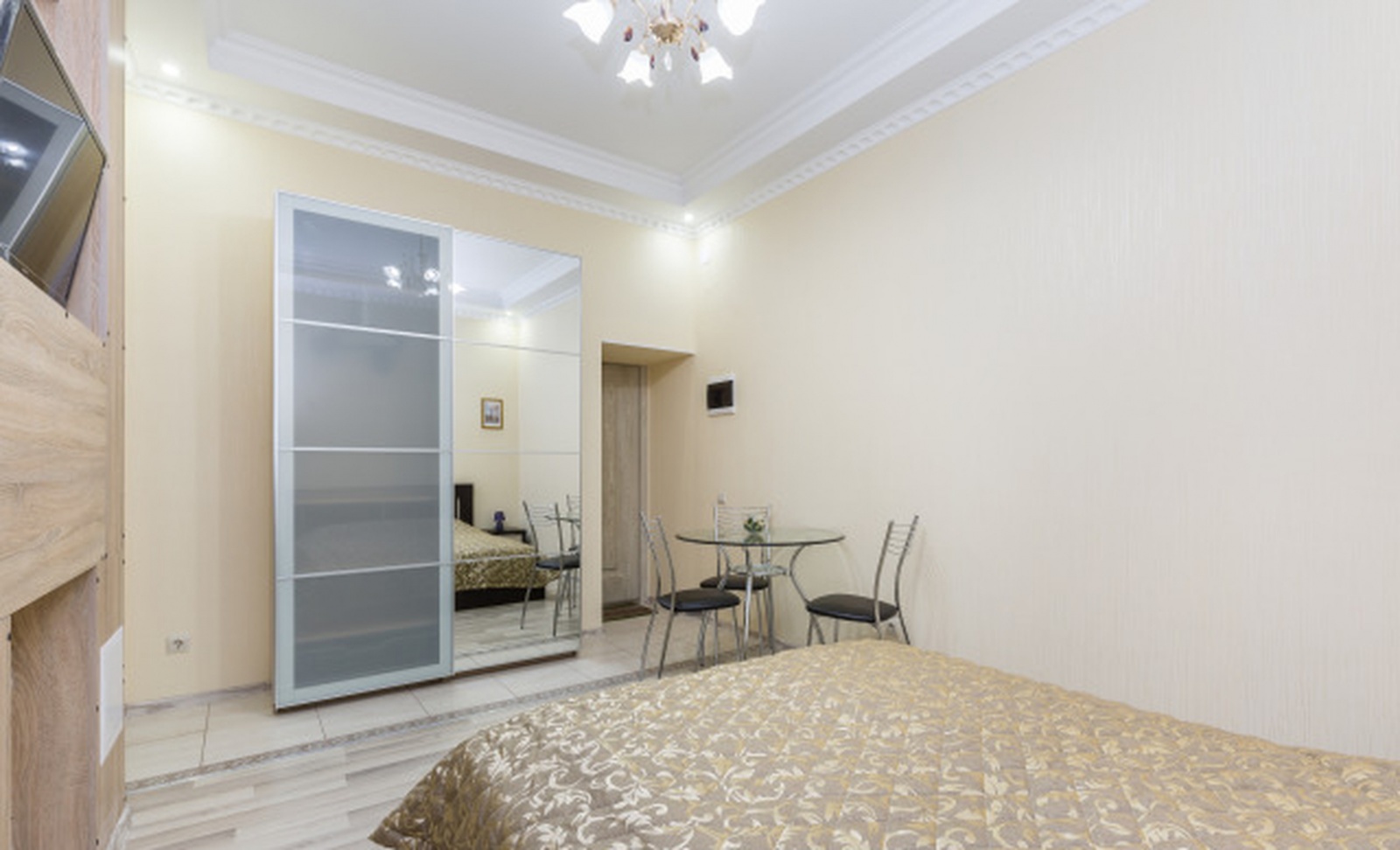 Студия:  Конюшенный пер., 1/6(25кв)