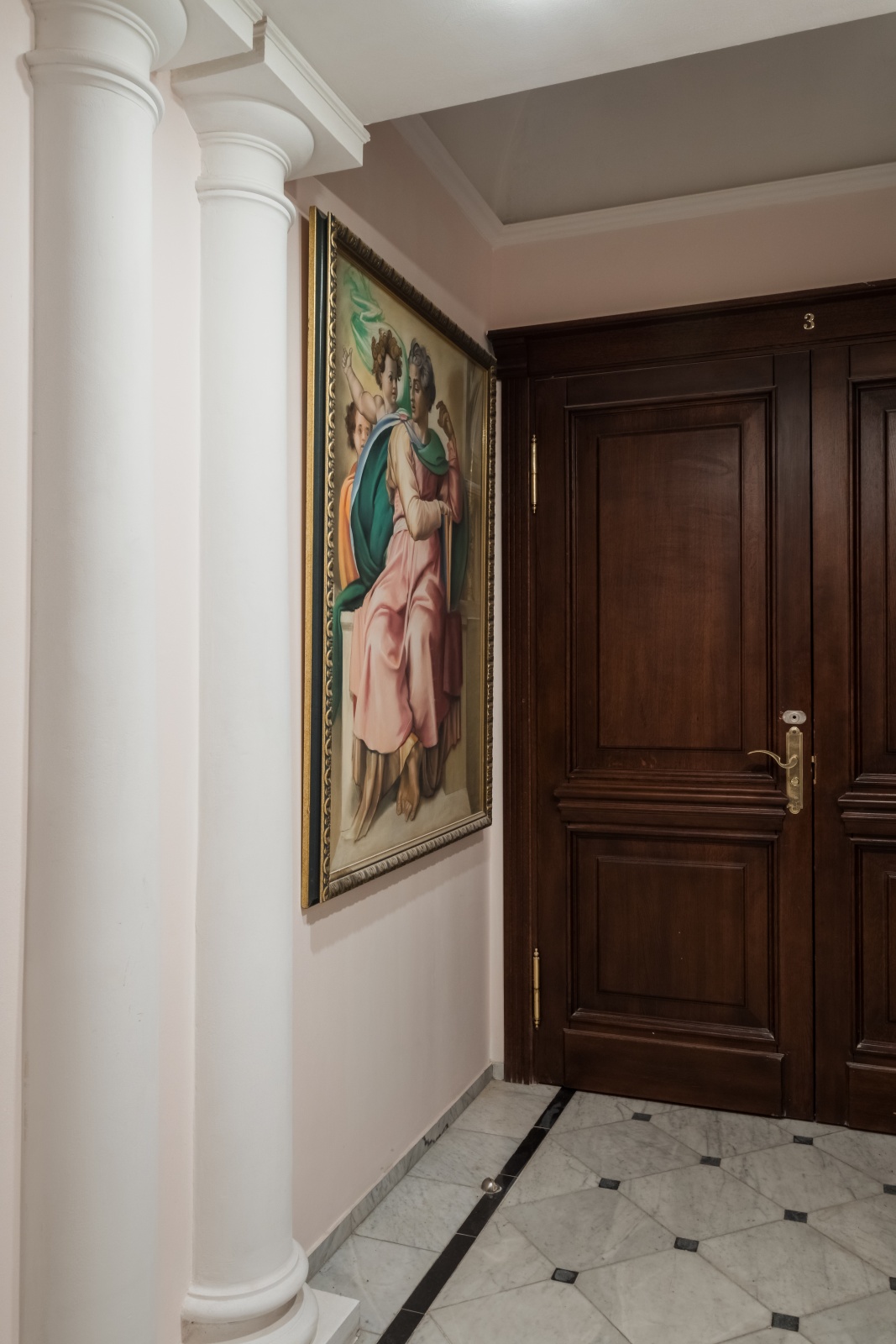 Большая студия с видом на набережную канала Грибоедова у Казанского собора