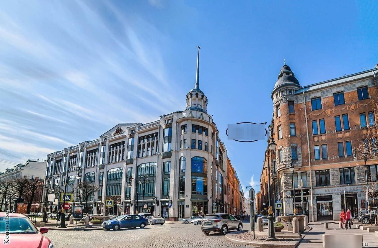 Просторная двухуровневая квартира с гостиной и столовой