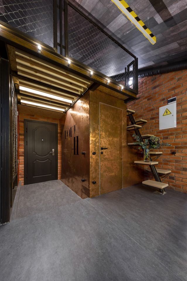 Просторная двухуровневая квартира с гостиной и столовой